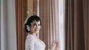 Nabila Maharani memakai kebaya akad warna putih saat menikah dengan Tri Suaka. [Foto: @rezaprabowophoto]