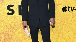 Jason Momoa berpose saat menghadiri pemutaran perdana musim ketiga film "See," di DGA Theater di Los Angeles (23/8/2022). Jason Momoa menjaga gaya busananya tetap klasik. Mantan suami Lisa Bonet ini mengenakan setelan jas hitam dengan sepatu warna senada. (Jordan Strauss/Invision/AP)