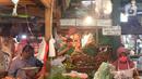 Pedagang menunggu pembeli di Pasar Senen, Jakarta, Selasa (5/5/2020). Badan Pusat Statistik (BPS) mencatat inflasi pada April 2020 sebesar 0,08% yang disebabkan permintaan barang dan jasa turun drastis akibat pandemi COVID-19. (Liputan6.com/Angga Yuniar)