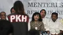 Perwakilan penerima Program Keluarga Harapan (PKH) memberi sambutan saat bertemu Mensos Idrus Marham (kanan) di GOR Sunter, Jakarta, Rabu (11/7). Sebanyak 37 keluarga tak lagi menerima dana PKH akibat ditilap oknum pendamping. (Merdeka.com/Iqbal Nugroho)