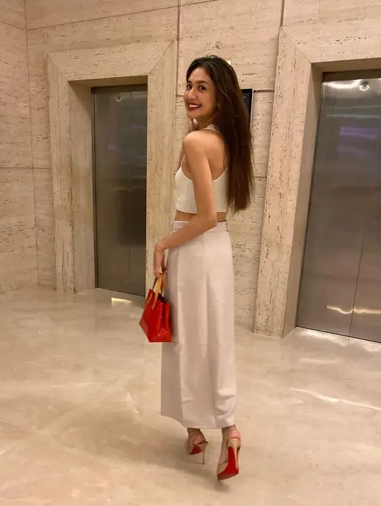 Dalam beberapa potret yang diunggahnya, Mikha juga memamerkan wajahnya yang terlihat semakin flawless. Foto: Instagram.