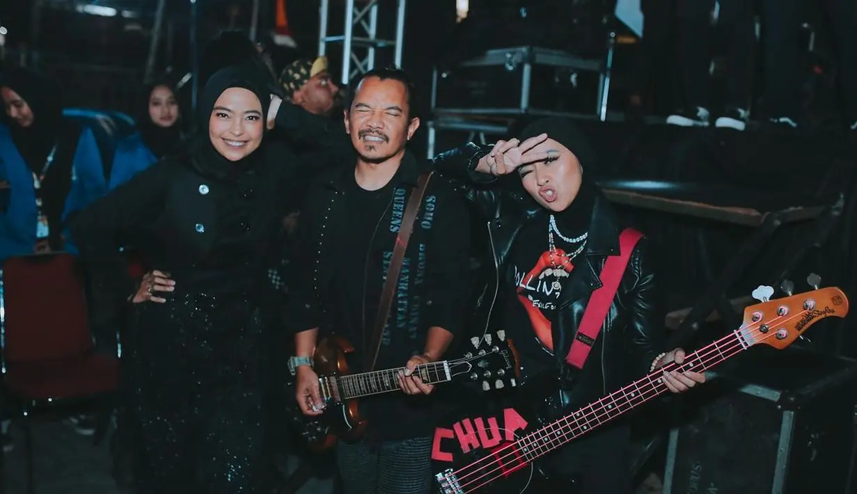 Chua sambil menggendong gitarnya berpose dengan para personel Kotak Band yang lain. (Foto: Instagram/@chuakotak)