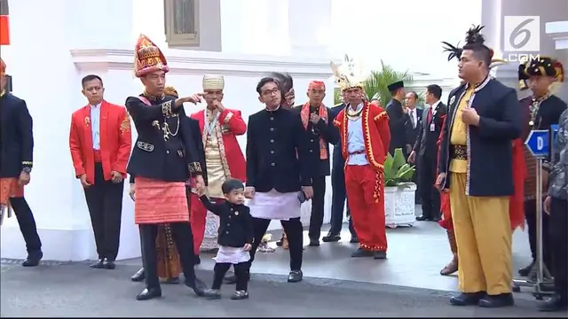 Upacara HUT ke-73 RI diselenggarakan di Istana Merdeka. Yang unik, cucu Presiden Jokowi, Jan Ethes nampak hadir dengan mengenakan baju daerah.