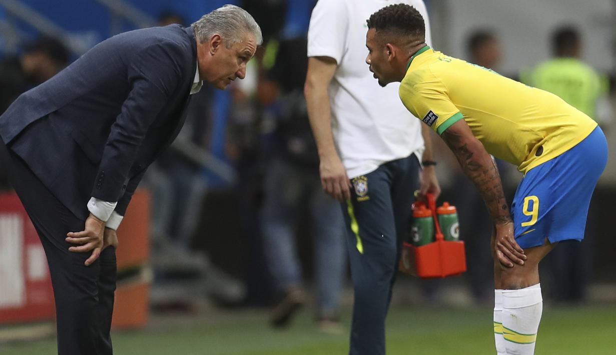 Tite (kiri) pelatih Brasil memberi arahan taktik pada Gabriel Jesus di tengah laga Brasil vs Venezuela pada penyisihan Grup A Copa America 2019. (AP/Natacha Pisarenko)