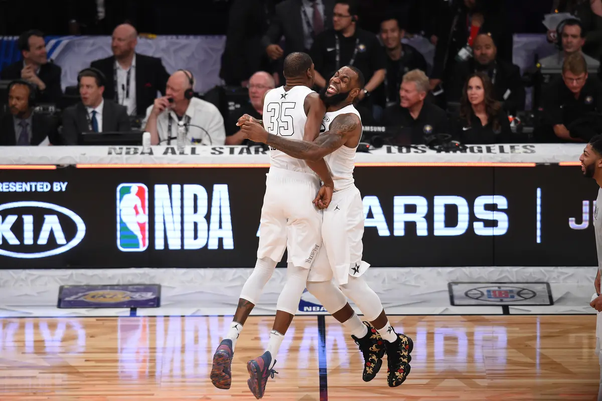 LeBron James melakukan selebrasi dengan Kevin Durant