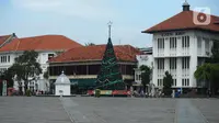 Pohon Natal terlihat di kawasan Kota Tua, Jakarta, Jumat (31/12/2021).  Menyambut pergantian malam Tahun Baru 2022, kawasan kota Tua ditutup untuk sementara pada 31 Desember 2021 hingga 1 Januari 2022 untuk mencegah keramaian dan penyebaran Covid-19 varian Omicron. (merdeka.com/Imam Buhori)