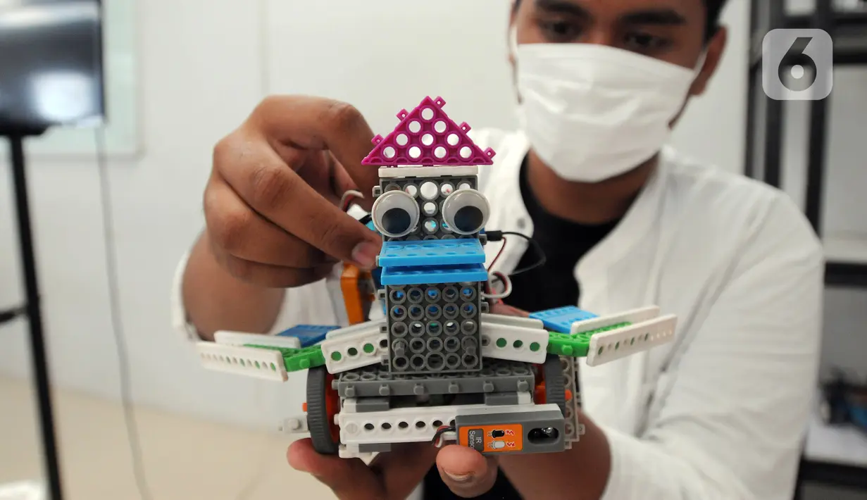 Mahasiswa magang menunjukkan robot rakitan di Kampong Robot, Sarua, Ciputat, Tangerang Selatan, Banten, Jumat (18/3/20222). Kampong Robot yang memiliki program field trip untuk umum ini mengkhususkan pada edukasi robot dari tingkat TK hingga perguruan tinggi. (merdeka.com/Arie Basuki)
