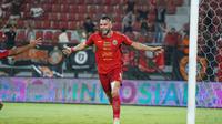 Striker Persija Jakarta, Marko Simic, berselebrasi setelah mencetak gol ke gawang Dewa United dalam laga pekan ke-27 BRI Liga 1 2023/2024 di Stadion Kapten I Wayan Dipta, Gianyar, Sabtu (2/3/2024). Persija menang 4-1 dalam laga ini. (Bola.com/Dok. Media Persija)