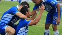 Kapten Persib Atep mendapatkan pelukan dari Ilija Spasojevic usai mencetak gol pembuka ke gawang PBR. (Liga Indonesia)