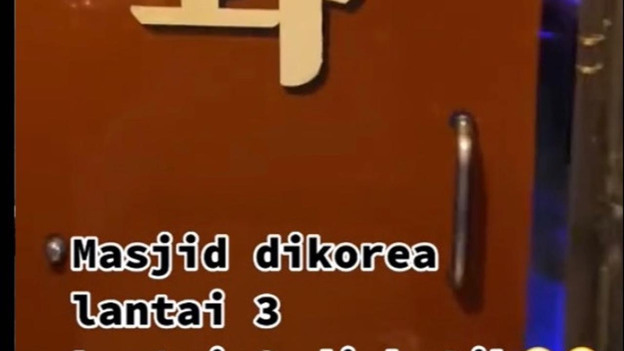 Ini potret diskotik yang berada di lantai dua. Diskotik ini berada di bawah masjid tersebut. Warganet pun dibuat heran dengan potret tersebut.