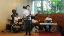 Sejumlah penyandang autis menampilkan kemampuannya dalam bermain alat musik dan juga menyanyi dalam acara Fun Walk 2015 bertajuk "Autism is Not a Joke" di Balaikota DKI Jakarta, Minggu (29/3/2015). (Liputan6.com/Herman Zakharia)