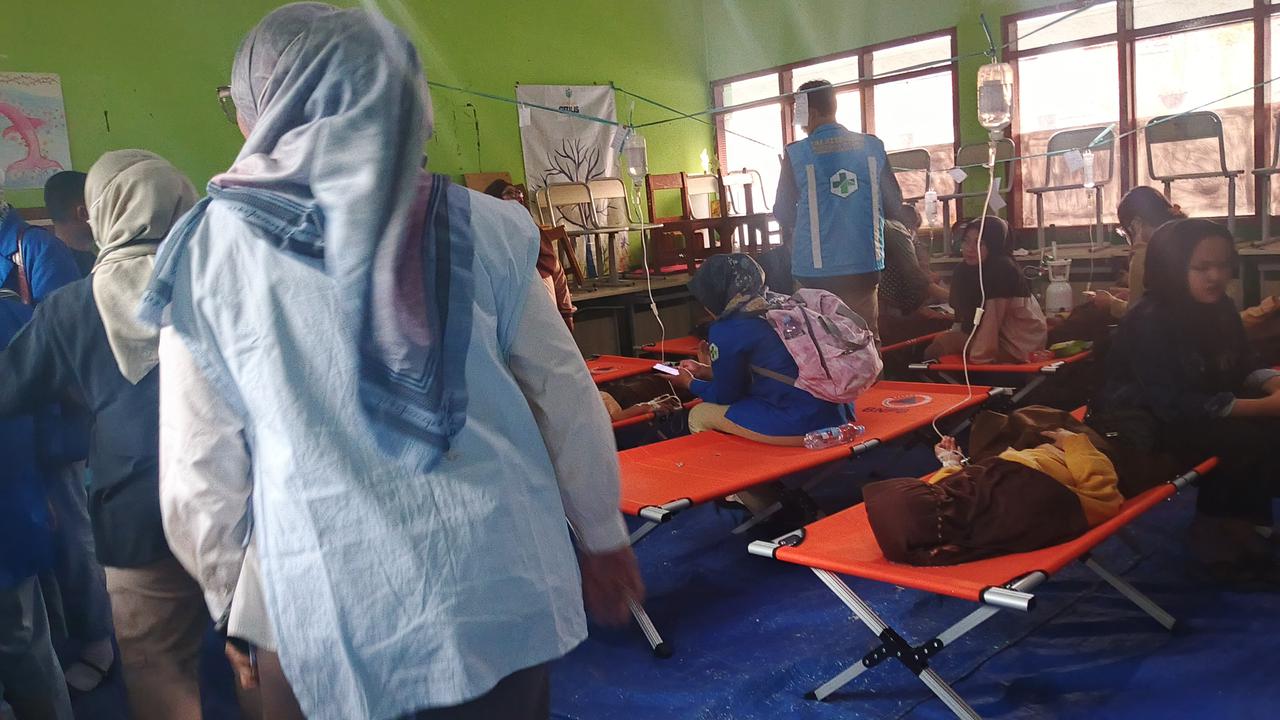 Siswa SMPN 1 Cisarua, KBB, mendapat penanganan medis di posko karena  mengalami gejala keracunan usai menyantap MBG, pada Selasa (14/10).
