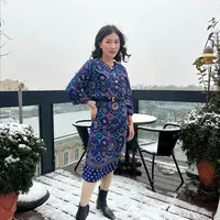 Penampilan istri Ruben Onsu saat berlibur ke Eropa menjadi sorotan. Sarwendah tampil mengenakan daster kesayangannya di tengah hamparan salju. (Instagram/sarwendah29).