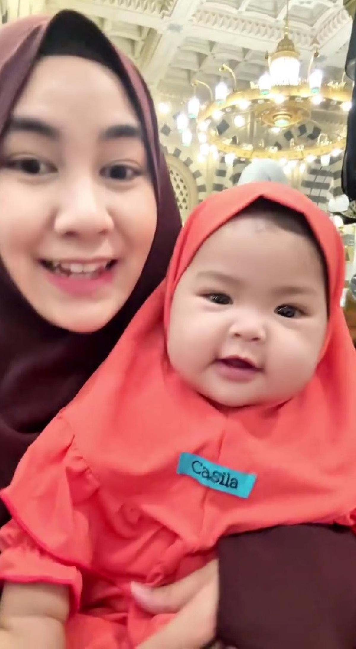 Potret Anisa Rahma Bukber di Masjid Nabawi Sambil Gendong Si Kecil, Netizen Kompak Bersholawat