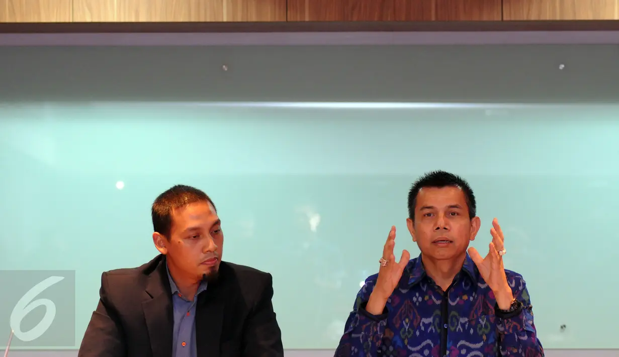 Wakil Ketua Umum PSSI, Hinca Panjaitan (kanan) menjawab pertanyaan saat memberikan keterangan di Jakarta, Senin (16/5/2016). PSSI akan segera berkoordinasi untuk kembali menjalankan roda organisasi. (Liputan6.com/Helmi Fithriansyah)
