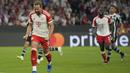 Selebrasi striker Bayern Munchen, Harry Kane setelah mencetak gol ketiga timnya ke gawang Manchester United melalui eksekusi penalti pada laga matchday pertama Grup A Liga Champions 2023/2024 di Allianz Arena, Munich, Kamis (21/9/2023) dini hari WIB. (AP Photo/Matthias Schrader)