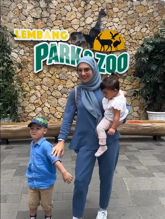 Sekedar informasi, Ammar Zoni baru saja bebas dari penjara setelah tujuh bulan mendekam di balik jeruji. Setelah Ammar bebas, tidak tinggal di rumah bersama anak dan istrinya, melainkan pulang ke rumah ayahnya. Karena sang ayah sedang sakit. [Instagram/_irishbella_]