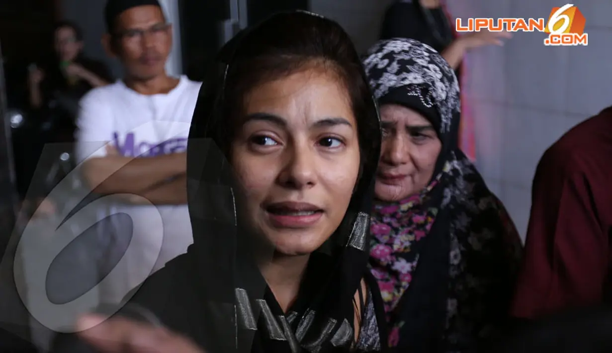 Ibunda Meisya Siregar yang bernama Masitah Lubis meninggal dunia di RS Cikini, Jakarta Pusat, Selasa (22/4/2014) (Liputan6.com/Johan Tallo).