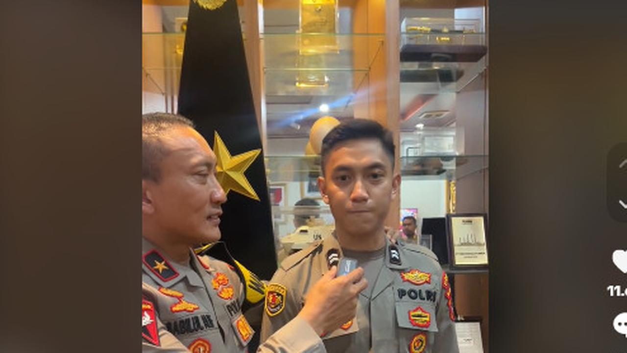Sabilul Alif kemudian menanyakan usia sang polisi muda tersebut. "Siap, ulang tahun yang ke 25 tahun," jawab polisi muda bernama Hendri ini.