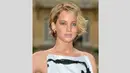 Aktris berusia 23 tahun itu mengenakan dress rancangan Dior di Paris Fashion Week di Paris, Prancis, Senin (7/7/14). (Getty Images)