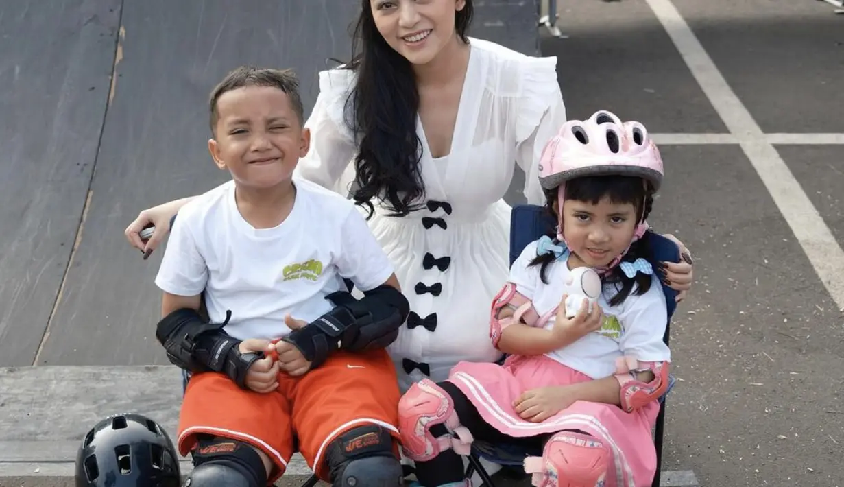 Ia juga terlihat manis dengan dress putih dengan aksen pita.  [Foto: instagram/ Rachelvennya]