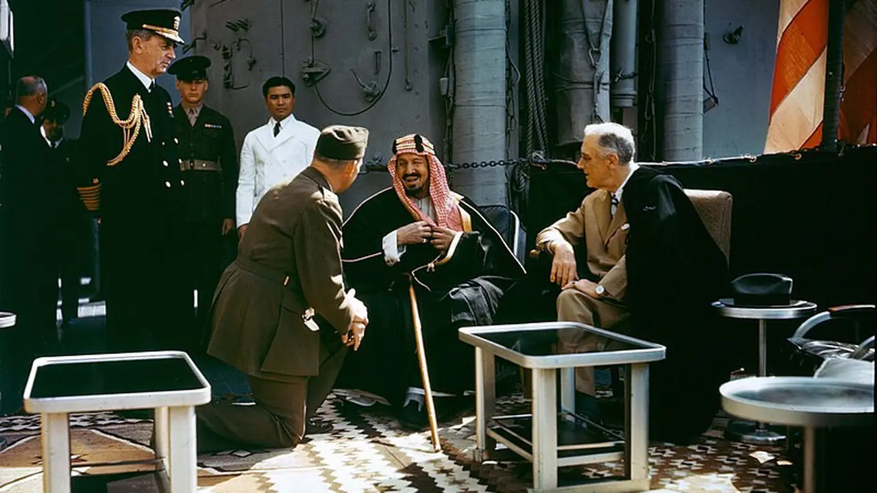 Raja Abdulaziz (tengah, duduk) bersama Presiden Amerika Serikat Franklin D Roosevelt (kanan, duduk) pada 20 Februari 1945 (Wikimedia Commons)