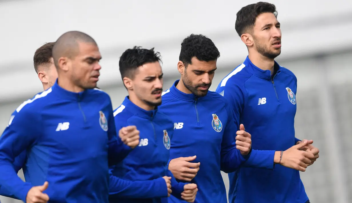 <p>(kiri-kanan) Pemain FC Porto Pepe, Stephen Eustaquio, Mehdi Taremi, dan Marko Grujic menjalani sesi latihan di tempat latihan Olival, Vila Nova de Gaia, dekat Porto, Portugal, 21 Februari 2023. FC Porto akan menghadapi Inter Milan pada pertandingan sepak bola leg pertama babak 16 besar Liga Champions. (MIGUEL RIOPA/AFP)</p>