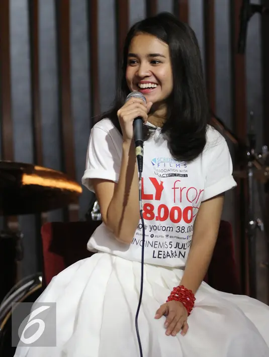 Aktris Michelle Ziudith dalam jumpa pres ILY from 38.000 FT saat peluncuran Original Soundtrack di kawasan SCBD, Kamis (9/6/2016). (Liputan6.com/Herman Zakharia)