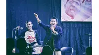 Jadi Vokalis Band Pop Punk, Ini 6 Penampilan Angga Putra 'Anak Langit' di Atas Panggung (sumber: Instagram.com/standtorise_jkt)