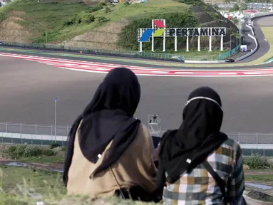 Kabar baik untuk warga lokal di sekitar Sirkuit Mandalika. Mereka diperbolehkan menonton balapan MotoGP dari bukit secara gratis. (Bola.com/Yusuf Satria)