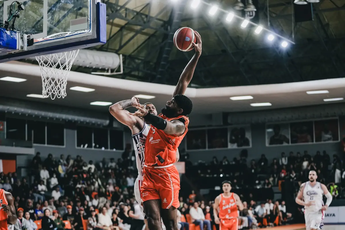 Pemain Pelita Jaya Perrin Buford melakukan dunk saat melawan Rans di game kedua playoff IBL 2026