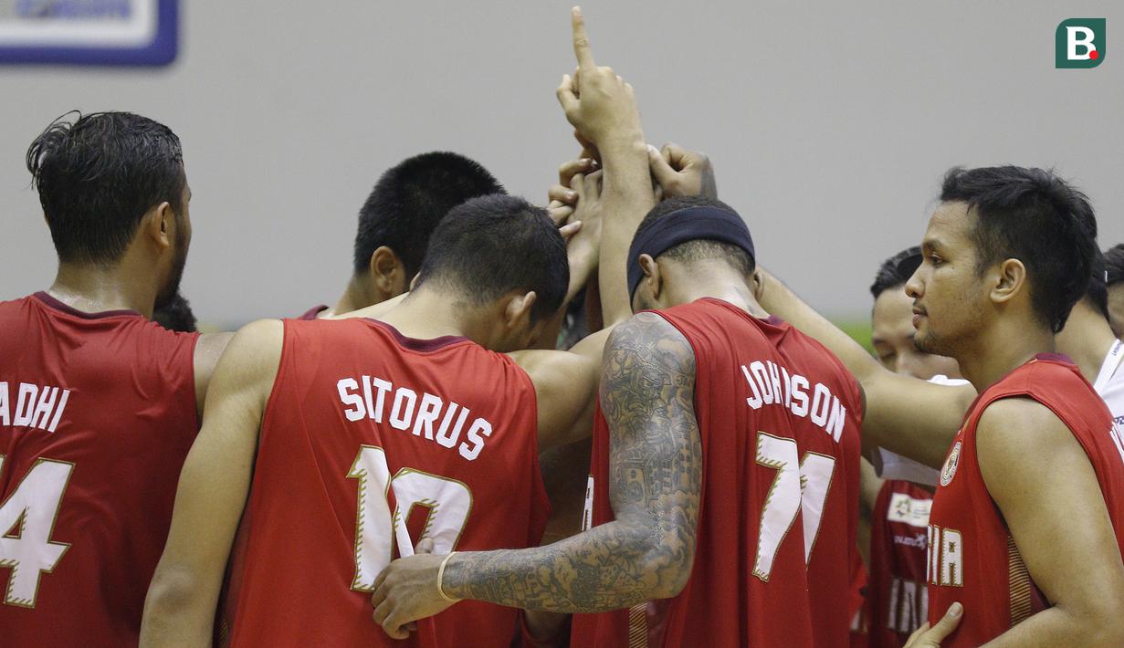 Timnas basket Indonesia merayakan kemenangan atas India pada final Invitation Tournament Asian Games 2018 di GBK Hall Basket, Jakarta. Indonesia menang 78-68. (Bola.com/Peksi Cahyo)