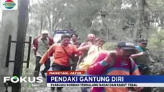 Di sekitar jasad korban juga ditemukan secarik kain sarung serta tali plastik selain yang dipergunakan untuk bunuh diri.