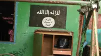 Tulisan ISIS di dinding kediaman salah satu pelaku penyerangan di Mapolda Sumut, Minggu (25/6/2017). (Liputan6.com/Reza Efendi)