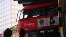 Seorang komuter duduk di dek atas bus, dekat London Bridge di London, Inggris, Selasa (15/9/2020). Tingkat pengangguran di Inggris mengalami kenaikan untuk pertama kalinya sejak penerapan karantina wilayah (lockdown) pada Maret, data resmi menunjukkan pada Selasa (15/9). (JUSTIN TALLIS/AFP)