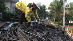 Dinas Bina Marga DKI Jakarta merelokasi 52 kabel optik udara milik 19 operator di tiga ruas jalan di wilayah Menteng, Jakarta Pusat. (merdeka.com/Imam Buhori)