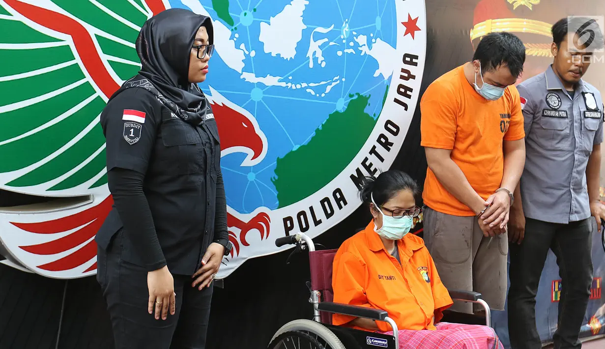 Tersangka HHY alias L dan FA dihadirkan saat rilis kasus narkoba di Gedung Ditresnarkoba Polda Metro Jaya, Jakarta, Minggu (29/9/2019). Ditresnarkoba Polda Metro Jaya menangkap putri Sri Bintang Pamungkas berinisial HHY alias L dan FA dengan barang bukti 0,49 gram sabu.(Liputan6.com/Herman Zakharia)