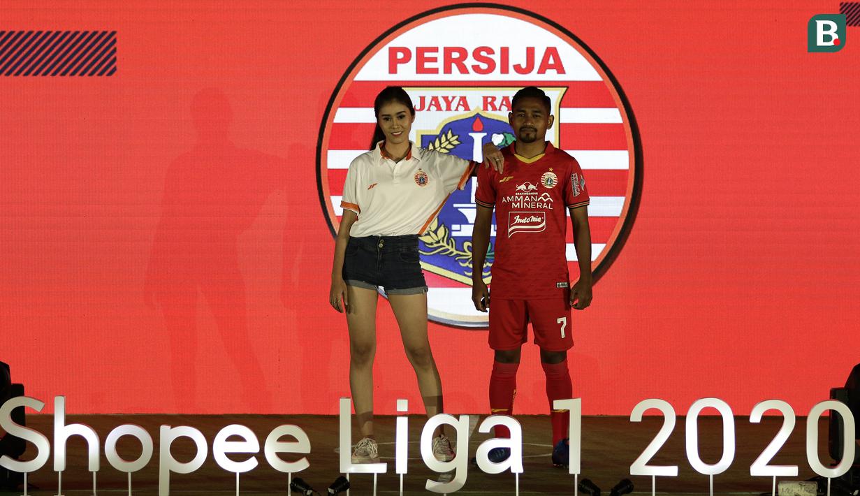 Pemain Persija Jakarta, Ramdani Lestaluhu, menunjukan jersey tim Persija saat launching Shopee Liga 1 di Hotel Fairmont, Jakarta, Senin (24/2). Sebanyak 18 klub pamerkan jersey untuk kompetisi Shopee Liga 1 2020. (Bola.com/Yoppy Renato)