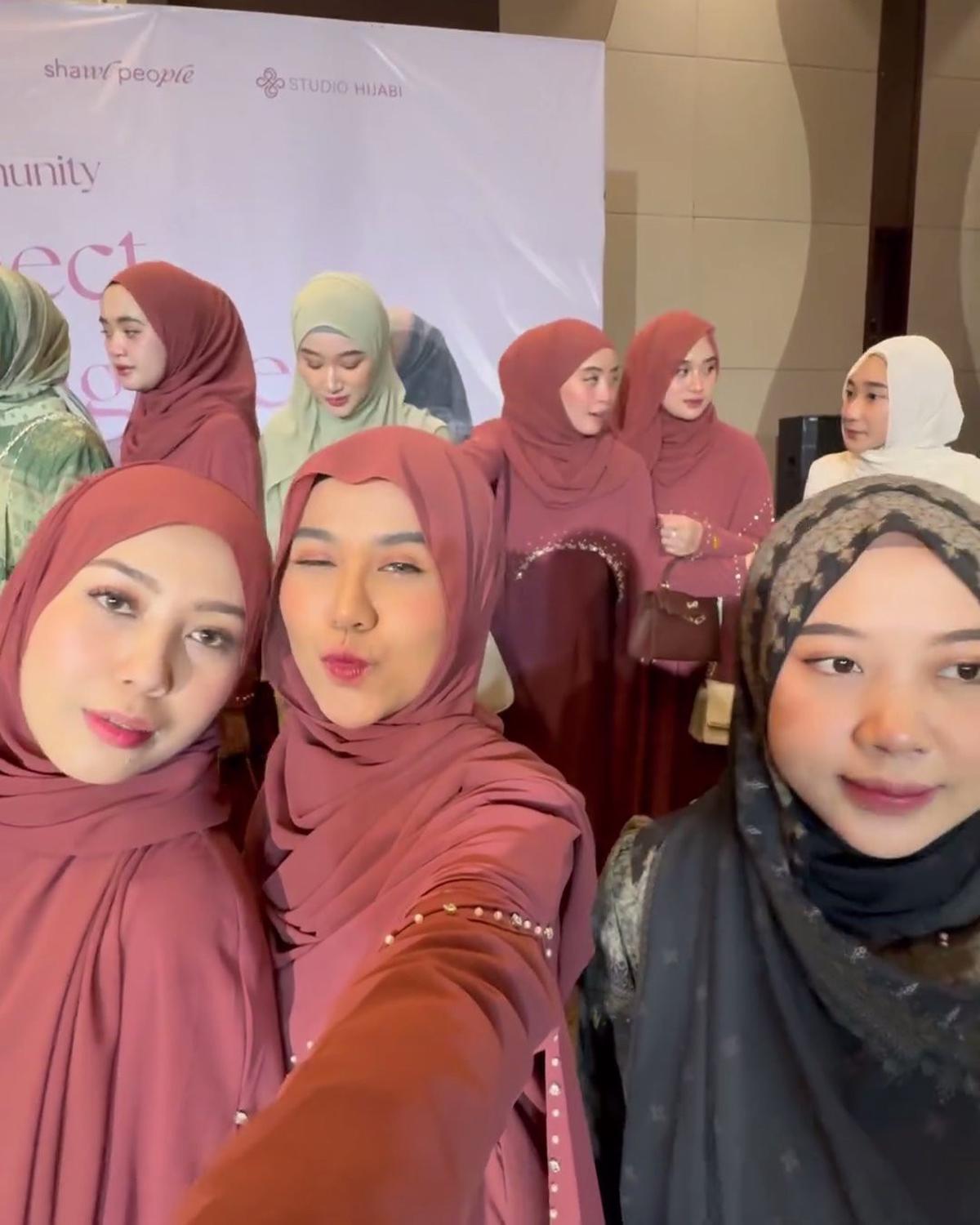 7 Potret Mayang Lucyana Tampil Pakai Gamis dan Berhijab, Kini Banjir Pujian