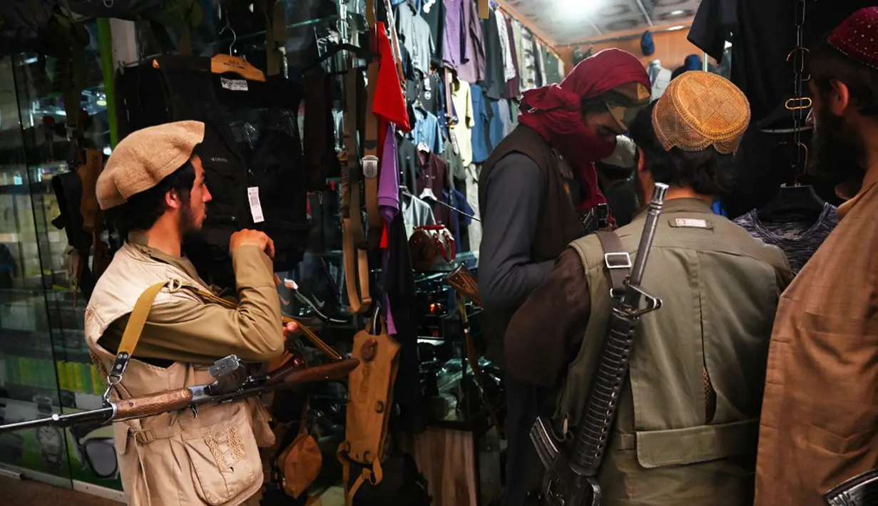 Pasukan Taliban berbelanja di Pasar Bush, Kabul, Afghanistan, Kamis (9/9/2021). Taliban menguasai Afghanistan setelah pasukan Amerika Serikat angkat kaki. (AAMIR QURESHI/AFP)