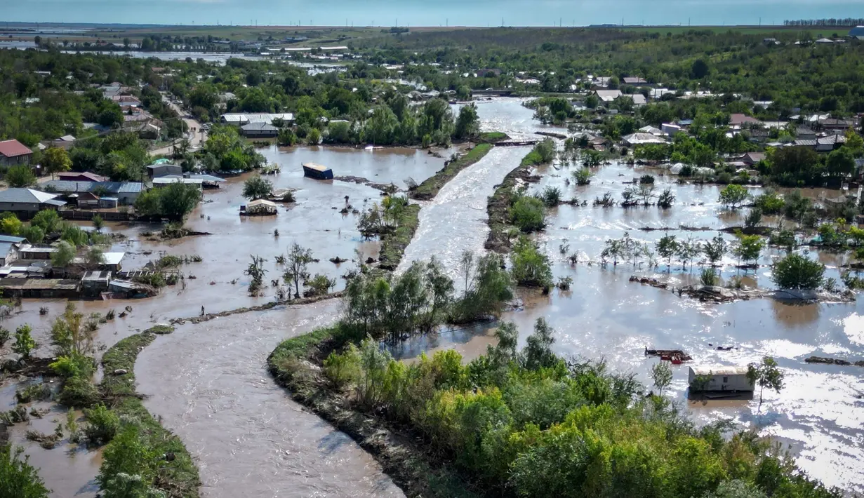 Foto udara memperlihatkan banjir menggenangi desa Slobozia Conachi, Rumania, pada tanggal 14 September 2024. (Daniel MIHAILESCU/AFP)