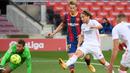 Gelandang Real Madrid, Luka Modric, berusaha mencetak gol ke gawang Barcelona pada laga lanjutan Liga Spanyol di Camp Nou Stadion, Sabtu (24/10/2020) malam WIB. Real Madrid menang 3-1 atas Barcelona. (AFP/Lluis Gene)