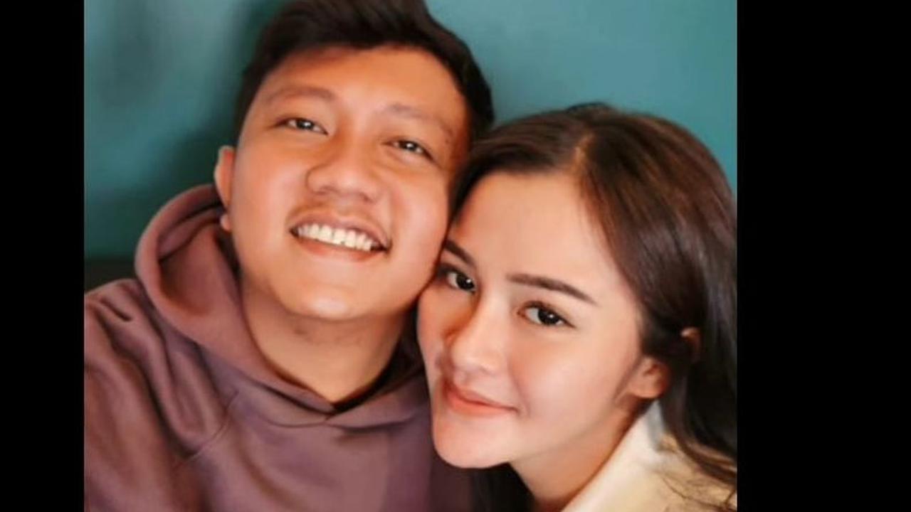 Potret Kebersamaan Denny Caknan dan Istri