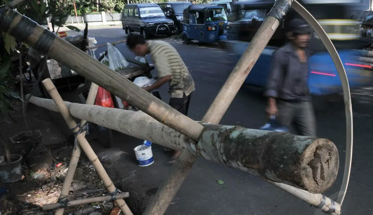 Para pembeli pohon pinang ini pun beragam, mulai dari perseorangan sampai perusahaan yang membutuhkan untuk perlombaan agustusan. (Liputan6.com/Johan Tallo)