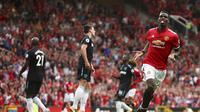 Gelandang Manchester United (MU), Paul Pogba, rayakan gol ke gawang West Ham United pada laga Liga Inggris di Old Trafford, Minggu (13/8/2017). (AP Photo/Dave Thompson)
