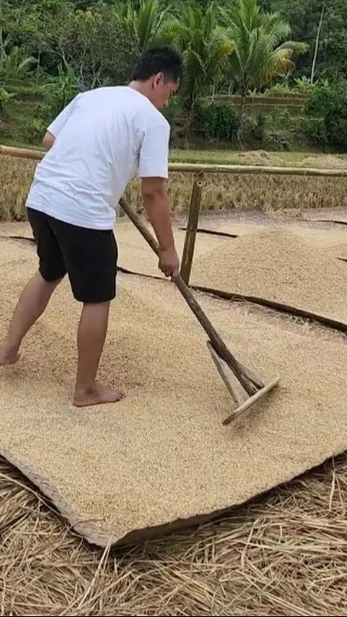 Mengesankan pula, meski sudah dikenal luas di seluruh Indonesia, Endang tetap mempertahankan gaya hidup yang sederhana.&nbsp;