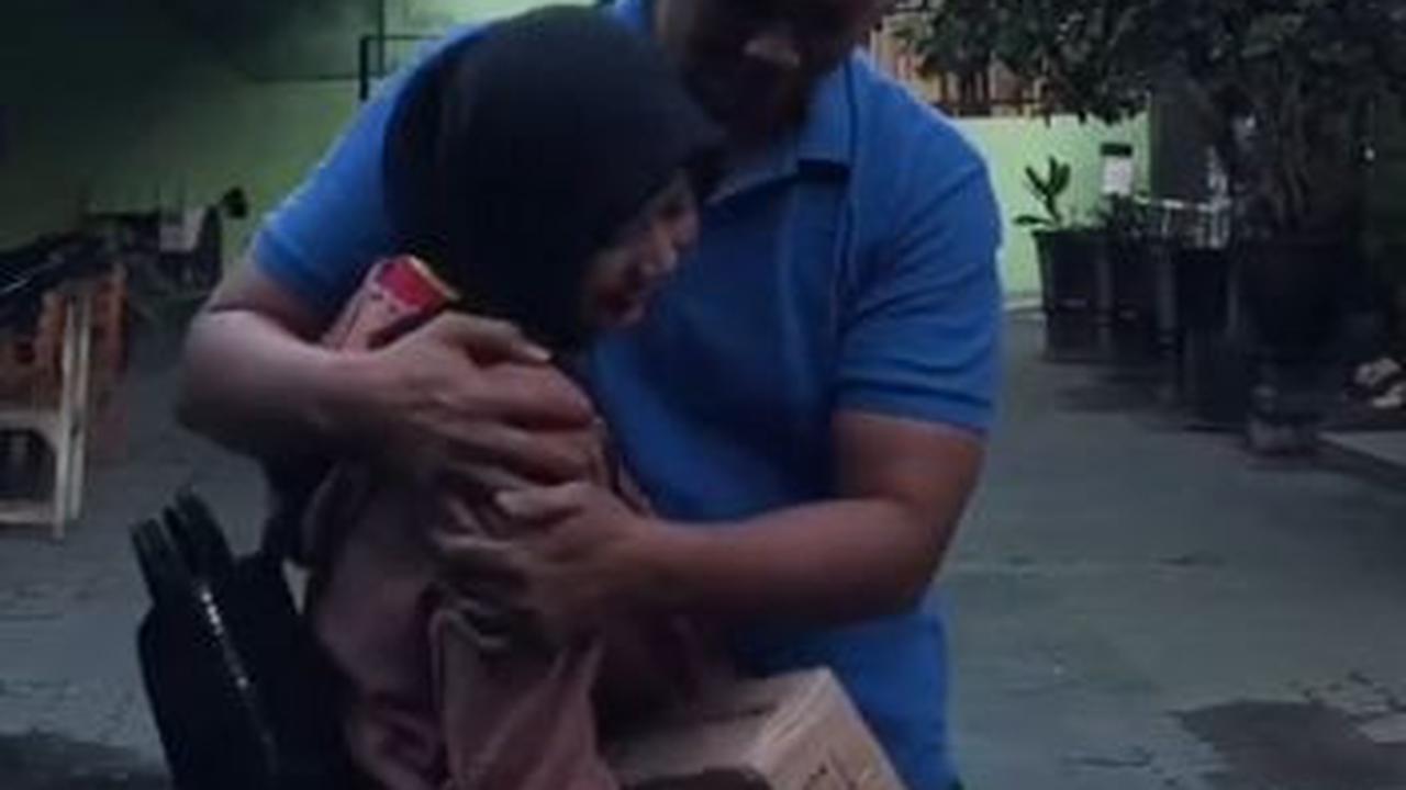 Momen Romantis Ayah TNI dan Putrinya<br>