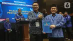 Bakal Calon Gubernur dan Bakal Calon Wakil Gubernur, Ridwan Kamil (tengah) bersama Suswono berpose usai menerima surat rekomendasi Partai Demokrat untuk maju pada Pilkada Provinsi DKI Jakarta di kantor Dewan Pimpinan Pusat (DPP) Partai Demokrat, Jakarta, Selasa (27/8/2024). (Liputan6.com/Angga Yuniar)