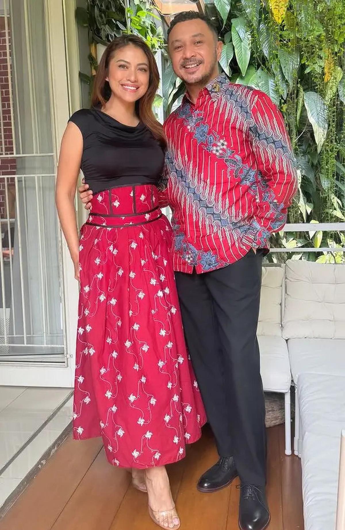 8 OOTD Cynthia Riza Istri Giring yang Sebentar Lagi Jadi Calon Ibu Pejabat saat Kenakan Wastra Nusantara