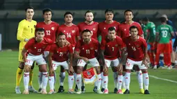 Starting line-up Timnas Indonesia berfoto sebelum dimulainya laga uji coba FIFA Matchday antara Timnas Indonesia menghadapi Bangladesh di Stadion Si Jalak Harupat, Bandung, Rabu (1/6/2022) malam WIB. (Bola.com/M. Iqbal Ichsan)